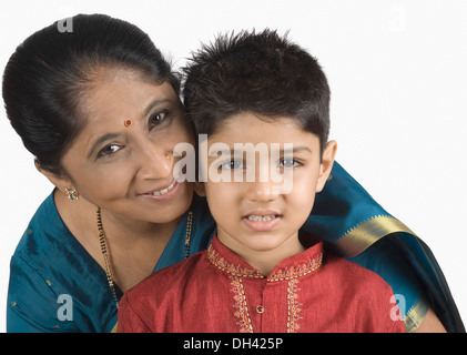 Porträt einer reifen Frau lächelnd mit ihrem Enkel Stockfoto