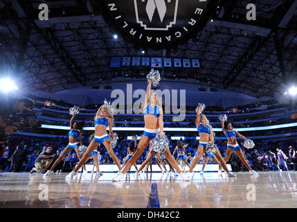 Dallas, TX, USA. 30. Oktober 2013. Die Dallas Mavericks Tänzer bei einem NBA-Spiel zwischen den Atlanta Hawks und die Dallas Mavericks das American Airlines Center in Dallas, TX Dallas besiegt Atlanta 118-109 Credit: Cal Sport Media/Alamy Live News Stockfoto