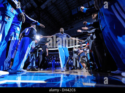 Dallas, TX, USA. 30. Oktober 2013. Dallas Mavericks-Center Samuel Dalembert #1 wird vorgestellt, bevor eine NBA-Spiel zwischen den Atlanta Hawks und die Dallas Mavericks das American Airlines Center in Dallas, TX Dallas Atlanta 118-109 Credit besiegt: Cal Sport Media/Alamy Live News Stockfoto