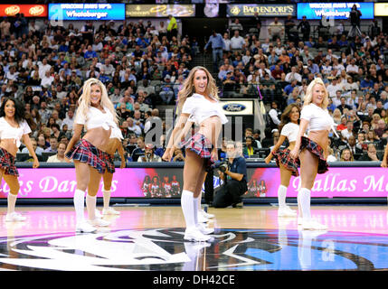 Dallas, TX, USA. 30. Oktober 2013. Die Dallas Mavericks Tänzer bei einem NBA-Spiel zwischen den Atlanta Hawks und die Dallas Mavericks das American Airlines Center in Dallas, TX Dallas besiegt Atlanta 118-109 Credit: Cal Sport Media/Alamy Live News Stockfoto