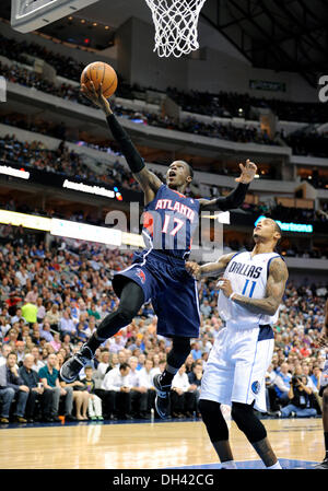 Dallas, TX, USA. 30. Oktober 2013. Atlanta Hawks point Guard Dennis Schröder #17 bei einem NBA-Spiel zwischen den Atlanta Hawks und die Dallas Mavericks das American Airlines Center in Dallas, TX Dallas besiegt Atlanta 118-109 Credit: Cal Sport Media/Alamy Live News Stockfoto