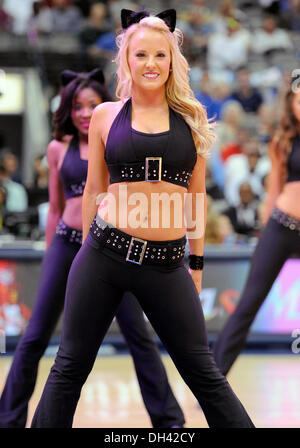 Dallas, TX, USA. 30. Oktober 2013. Die Dallas Mavericks Tänzer bei einem NBA-Spiel zwischen den Atlanta Hawks und die Dallas Mavericks das American Airlines Center in Dallas, TX Dallas besiegt Atlanta 118-109 Credit: Cal Sport Media/Alamy Live News Stockfoto