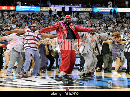 Dallas, TX, USA. 30. Oktober 2013. Die Mavs ManiAACs Thriller für Halloween bei einem NBA-Spiel zwischen den Atlanta Hawks und die Dallas Mavericks das American Airlines Center in Dallas, TX Dallas besiegt Atlanta 118-109 Credit durchzuführen: Cal Sport Media/Alamy Live News Stockfoto