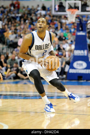 Dallas, TX, USA. 30. Oktober 2013. Dallas Mavericks schießen Wache Wayne Ellington #21 bei einem NBA-Spiel zwischen den Atlanta Hawks und die Dallas Mavericks auf das American Airlines Center in Dallas, TX Dallas besiegt Atlanta 118-109 Credit: Cal Sport Media/Alamy Live News Stockfoto