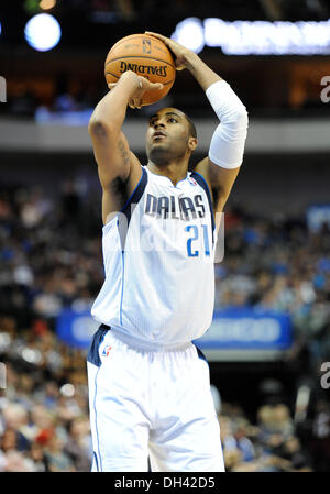 Dallas, TX, USA. 30. Oktober 2013. Dallas Mavericks schießen Wache Wayne Ellington #21 bei einem NBA-Spiel zwischen den Atlanta Hawks und die Dallas Mavericks auf das American Airlines Center in Dallas, TX Dallas besiegt Atlanta 118-109 Credit: Cal Sport Media/Alamy Live News Stockfoto