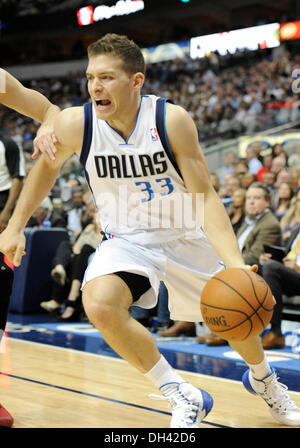 Dallas, TX, USA. 30. Oktober 2013. Dallas Mavericks point Guard Gal Mekel #33 bei einem NBA-Spiel zwischen den Atlanta Hawks und die Dallas Mavericks das American Airlines Center in Dallas, TX Dallas besiegt Atlanta 118-109 Credit: Cal Sport Media/Alamy Live News Stockfoto
