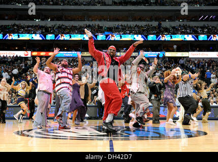 Dallas, TX, USA. 30. Oktober 2013. Die Mavs ManiAACs Thriller für Halloween bei einem NBA-Spiel zwischen den Atlanta Hawks und die Dallas Mavericks das American Airlines Center in Dallas, TX Dallas besiegt Atlanta 118-109 Credit durchzuführen: Cal Sport Media/Alamy Live News Stockfoto