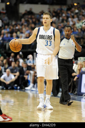 Dallas, TX, USA. 30. Oktober 2013. Dallas Mavericks point Guard Gal Mekel #33 bei einem NBA-Spiel zwischen den Atlanta Hawks und die Dallas Mavericks das American Airlines Center in Dallas, TX Dallas besiegt Atlanta 118-109 Credit: Cal Sport Media/Alamy Live News Stockfoto