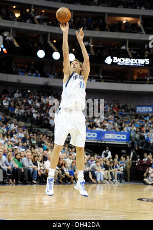 Dallas, TX, USA. 30. Oktober 2013. Dallas Mavericks power forward Dirk Nowitzki #41 bei einem NBA-Spiel zwischen den Atlanta Hawks und die Dallas Mavericks das American Airlines Center in Dallas, TX Dallas besiegt Atlanta 118-109 Credit: Cal Sport Media/Alamy Live News Stockfoto