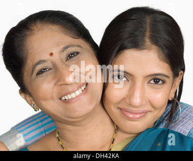Reife Frau mit ihrer Tochter lächelnd Stockfoto