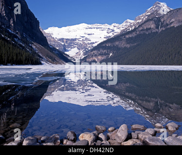 Blick über einen Teil eingefroren Lake Louise, Banff Nationalpark, Alberta, Kanada. Stockfoto