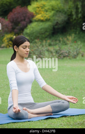 Frau praktizieren Yoga in einem park Stockfoto