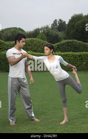 Yogalehrerin, Yoga-Unterricht mit einer Frau Stockfoto