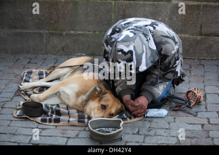 Bettler mit Hund auf der Straße von Prag, Karlsbrücke, tschechischer Hund und Mann Stockfoto