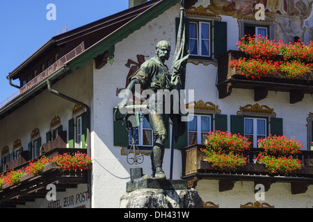 Schmied von Kochel Denkmal Vor Dem Gasthof Zu Post, Kochel bin, siehe, Oberbayern, Bayern, Deutschland Stockfoto