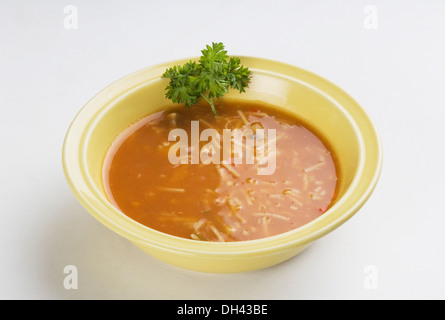 Nahaufnahme von Hähnchen Nudelsuppe in eine Schüssel geben Stockfoto