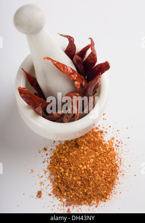 Rote Chilischoten in einem Mörser mit paprika Stockfoto