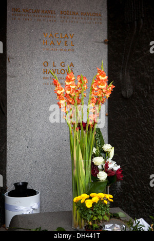 Grab von Vaclav Havel in der Familiengruft auf dem Friedhof Vinohrady, Prag Tschechische Republik Stockfoto