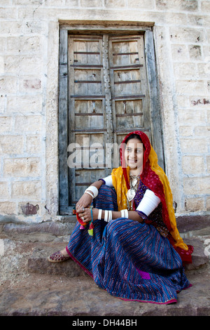 Rajasthani Frau tragen traditionelle Kleidung sitzt vor der Tür des Hauses Jodhpur Rajasthan Indien Herr #786 Stockfoto