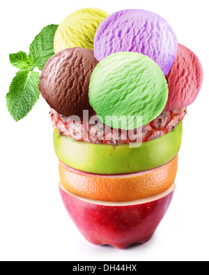 Eisportionierer mit Minze in fruchtigen Glas. Stockfoto