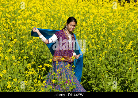 Frau in Senf Getreidefelder Herr #786 Stockfoto