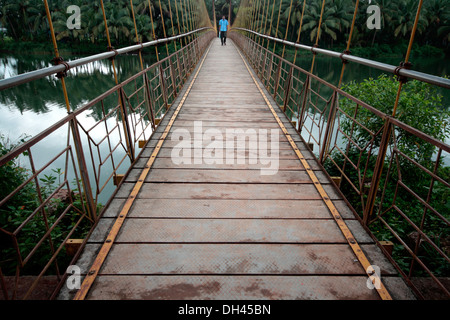 hölzerne Brücke am Fluss Payyanur Kerala Indien Asien Stockfoto