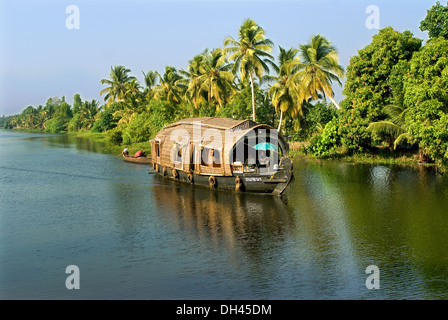 Hausboot in den Backwaters in der Nähe von Kollam Strand Kerala Indien Kreuzfahrt Stockfoto