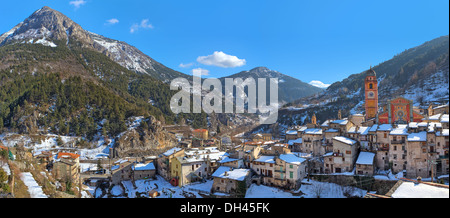 Panoramische Ansicht der kleinen französischen Stadt von Tende unter den Bergen unter blauem Himmel im Winter. Stockfoto