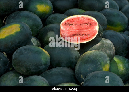 die Hälfte geschnitten Wassermelone auf voller Wassermelonen zu verkaufen in Karnataka, Indien Stockfoto
