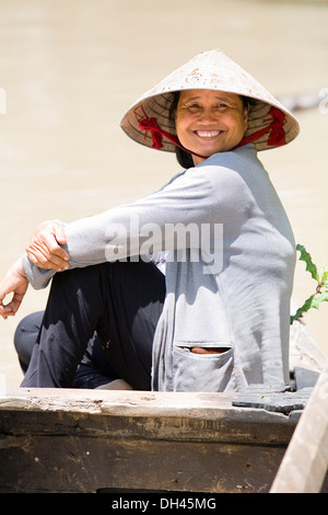 Frau in einem Boot. Mekong-Delta, Vietnam, Asien Stockfoto