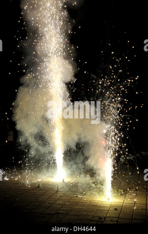 Blumentopf-Cracker Diwali-fest am Marine Drive Mumbai Maharashtra, Indien Stockfoto