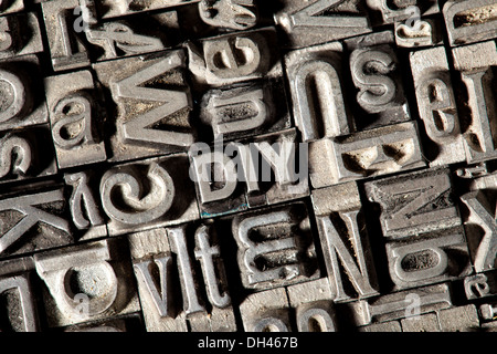 Alten führen Buchstaben bilden den Begriff DIY Stockfoto