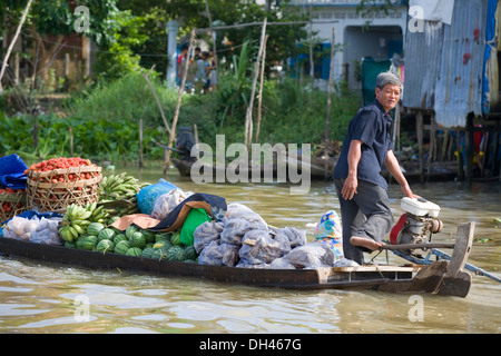 Männer in einem Boot auf einem schwimmenden Markt Rudern. Mekong-Delta, Vietnam, Asien Stockfoto