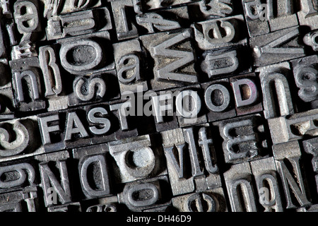 Alten führen Buchstaben bilden den Begriff FAST FOOD Stockfoto