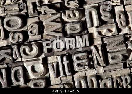 Alten führen Buchstaben bilden das Wort FORM Stockfoto