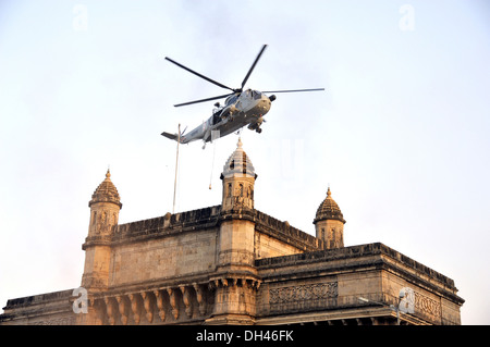 Indische Marine Hubschrauber Demonstration am Gateway of India in Mumbai, Maharashtra, Indien Stockfoto