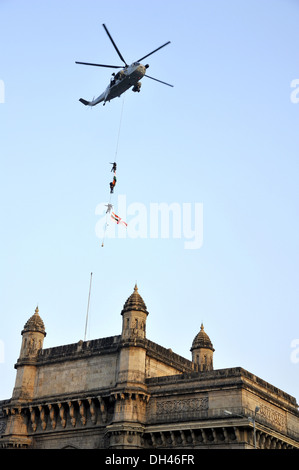 Helikopter Rettung Demonstration feiert Navy Woche Gateway von Indien Mumbai Maharashtra Indien Stockfoto