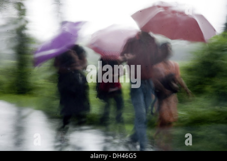 Völker Wandern in Regen Vasai Dorf Maharashtra Indien Asien Stockfoto
