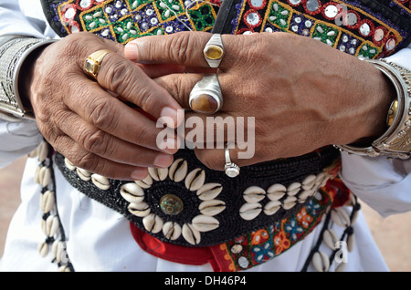 Nahaufnahme Closeup Hand Hände mit silbernen Ringen Stockfoto