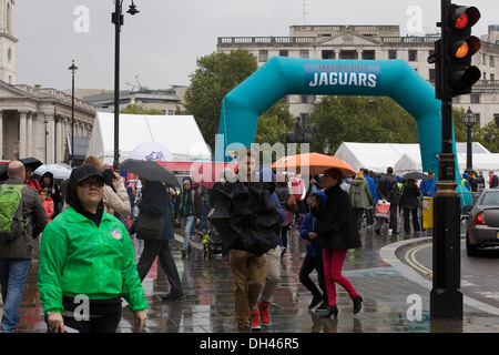 Kundenansturm bei Regen für die NFL Jacksonville Jaguars Anzeige in Trafalgar Square in London England "NFL Comes to London" Stockfoto