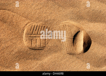 ein Schuh print Fuß Mark auf Wüste sand Jaisalmer Rajasthan Indien Asien Stockfoto