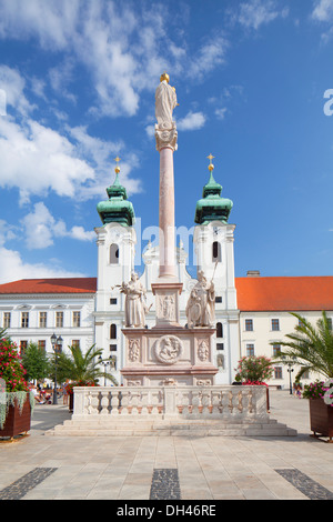 Kirche von St. Ignatius Loyola und Dreifaltigkeitssäule in Szechenyi Platz, Györ, West-Transdanubien, Ungarn Stockfoto