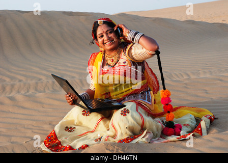 Frau am Handy mit Laptop in Wüste Jaisalmer Rajasthan Indien Asien Herr # 784 Stockfoto