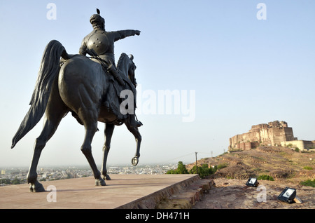 Rao Jodha Bronze Statue sitzend auf Pferd in Richtung Mehrangadh Fort Jodhpur Rajasthan Indien Stockfoto