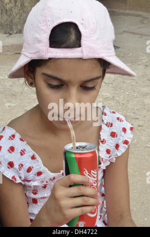 Mädchen mit Hut trinken Coca Cola aus können Jodhpur Rajasthan Indien Asien Herr #704 Stockfoto