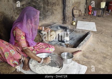 Indische Frau Kochen machen Roti Brot im sitzen Küche Jodhpur Rajasthan Indien Asien Stockfoto