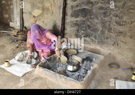 Indische Frau Kochen machen Roti Brot im sitzen Küche Jodhpur Rajasthan Indien Asien Stockfoto