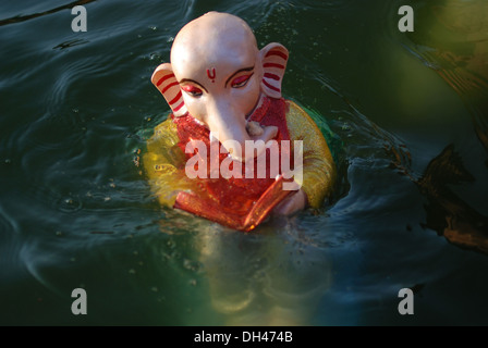 Ganesh Idol Immersion in Gulab Sagar See Jodhpur Rajasthan Indien Stockfoto