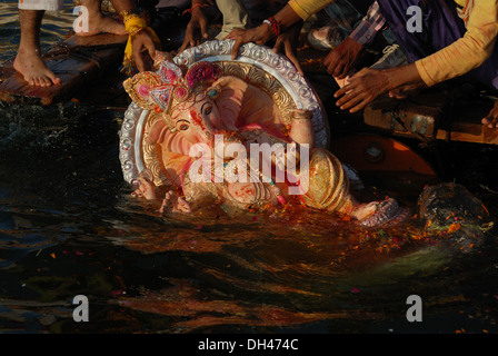 Eintauchen der Ganesh Idol in Gulab Sagar See Jodhpur Rajasthan Indien Stockfoto