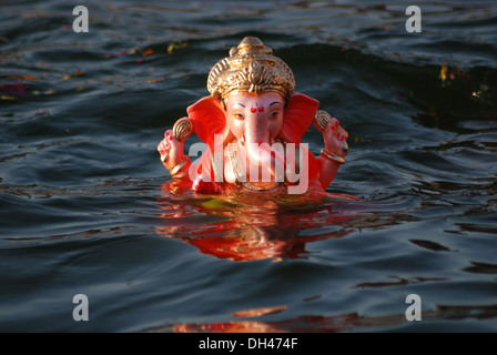 Eintauchen der Ganesh Idol in Gulab Sagar See Jodhpur Rajasthan Indien Stockfoto